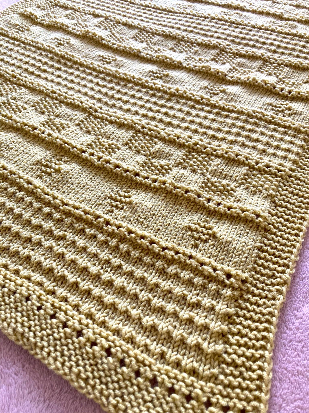 Knitting pattern ~ Livie Baby Blanket in DK Yarn ~ ENGLISH ~ PDF Download